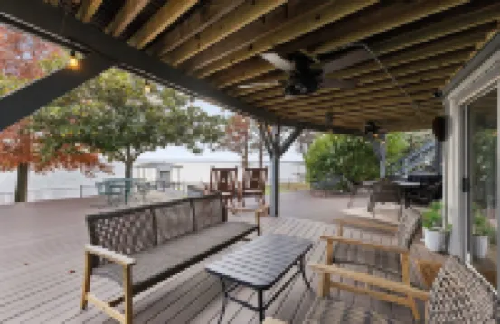 Lone Star Lake Cottage, SUNSET VIEWS, NEW deck/boat dock/putting green