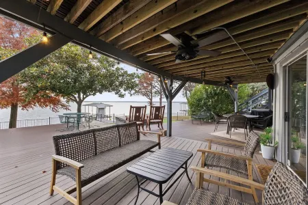 Lone Star Lake Cottage, SUNSET VIEWS, NEW deck/boat dock/putting green