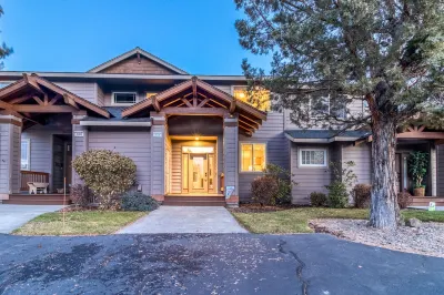 HOT TUB, Eagle Crest Condo on Golf Course, DOGS OK Hotels near Cline Falls State Park