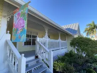 Island’s Best! 5 min walk to Beach, JW Marriott, Heated Pool, Free Bikes, Pet OK