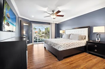 Waterfront Perfection! Beautiful New Dock, Heated Saltwater Pool and Spa. Hotel in zona Endless Summer Adventures