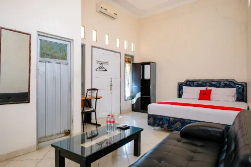 RedDoorz near Alun Alun Kebumen Hotel di Sempor