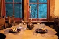 Fairytale Themed Secluded Cabin- Pets ok, King Bed, Fast Wi-Fi!