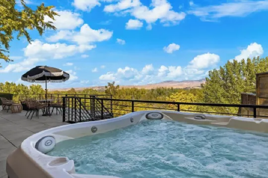 Lux! Best Views in Boise! Sauna, Hot Tub, City & Mountain Views! 4 Br, Sleeps 10