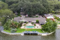 Luxury Hideaway - Lakefront - Pool & Games