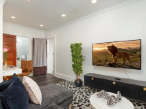 3 miles to B Ball, 5 min walk to Downtown! Stocked Kitchen, AC, WiFi, W/D Hotels in Oneonta