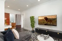 3 miles to B Ball, 5 min walk to Downtown! Stocked Kitchen, AC, WiFi, W/D