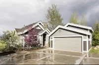 New Listing! Cozy Bear Hollow Home(Sleep 10)  w/Private Hot Tub & Mountain View.