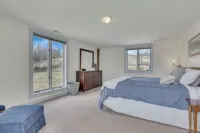 Hillside Haven on expansive grounds, heated pool, firepit, bocce court and more!