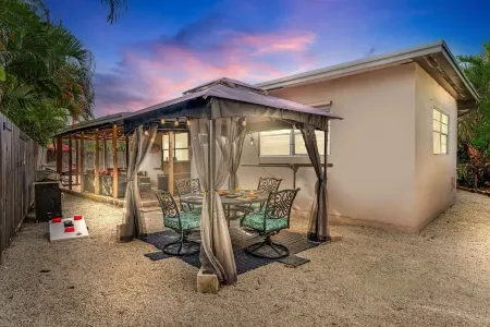 4BR Getaway w/ Private Pool~Game Room~Outdoor Bar Отели рядом с достопримечательностью «Laguna Bay Nursery Inc»