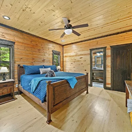 Family Retreat, 3 King Suites, Wine, Playground, Hot Tub, Fire Pit, Private!