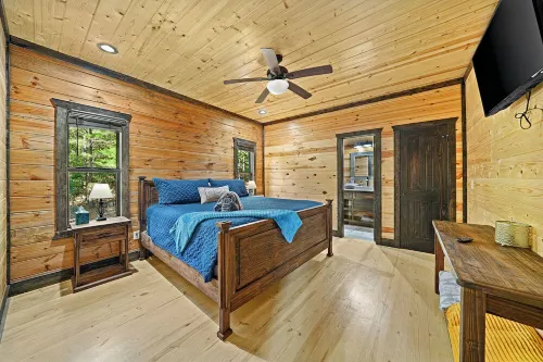 Family Retreat, 3 King Suites, Wine, Playground, Hot Tub, Fire Pit, Private!