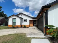 Modern Spacious 4-bedroom house in charming Kenner with WiFi and AC 케너 호텔