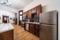 The Plum Suite - Spacious, Luxury 1-bedroom Apartment in Downtown Sedalia