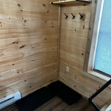 Charming cabin in delightful Montague with WiFi, AC, and parking