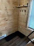 Charming cabin in delightful Montague with WiFi, AC, and parking