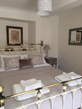 A charming Grade II listed former Chapel in a tucked away peaceful location Отели рядом с достопримечательностью «Tithe Barn»