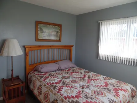 3 br country home close to town with hot tub