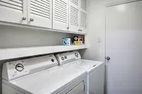 Tulane Modern Richardson Retreat w/ Pool & Indoor Hot Tub!