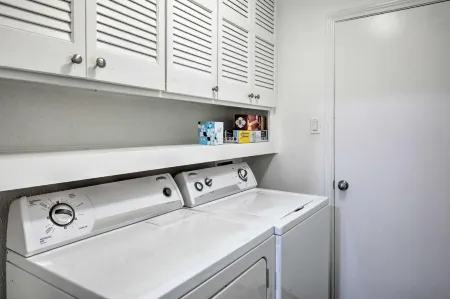 Tulane Modern Richardson Retreat w/ Pool & Indoor Hot Tub!