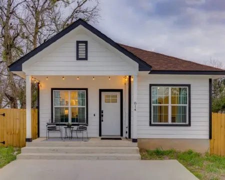 Near BBQ & F1, Self-Check in, Fast WiFi, Dishwasher Hotels in Lockhart