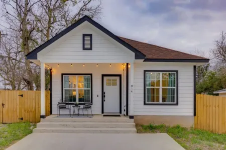 Near BBQ & F1, Self-Check in, Fast WiFi, Dishwasher