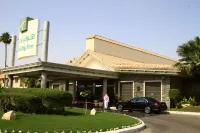 فندق هوليدي ان - كورنيش الخبر Hotels near Expertise.camp.2 Al khobar