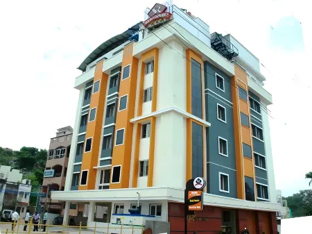 SSR Hotel Отели рядом с достопримечательностью «Sri Mukeshwara Swamy Temple, Sri Kalahasti»