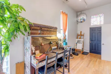 Animal House Near Sox Stadium Отели рядом с достопримечательностью «Университет Чикаго»