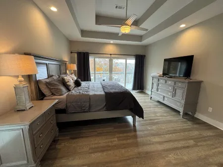 New 6 Bedrooms! Lake Barkley Lake House