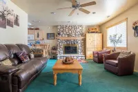 Family/Pet Friendly - Hot Tub - TESLA Charger