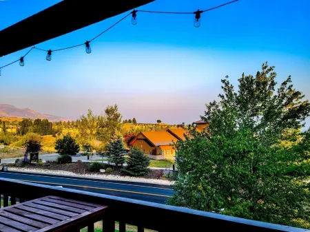 Lovely 2-Bedroom Condo w/ View, Pool, Balcony & BBQ