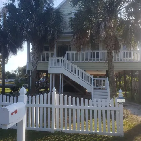 4BR Home with Private Dock on Warm Spring Fed Canal with Gulf Access