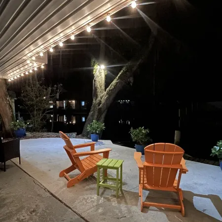 Relax on the beautiful Weeki Wachee River at the charming Seahorse River House!