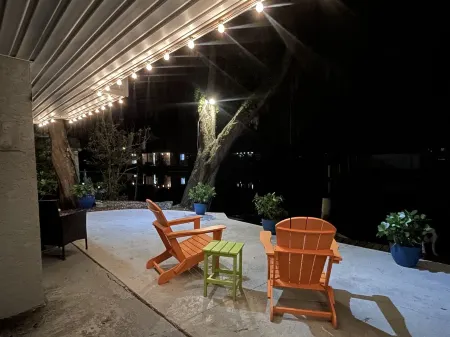 Relax on the beautiful Weeki Wachee River at the charming Seahorse River House!