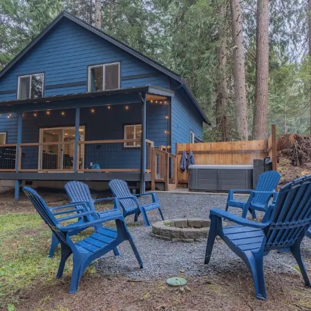 Rainier's Newest Luxury Chalet w/ Hot Tub-AC-WiFi