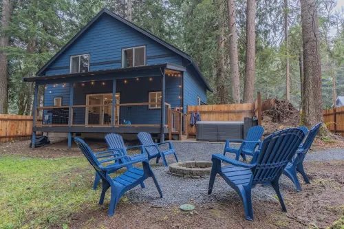 Rainier's Newest Luxury Chalet w/ Hot Tub-AC-WiFi