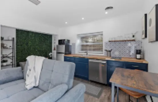 Private Garden Retreat - King Bed - mins TMH + Downtown + FSU!