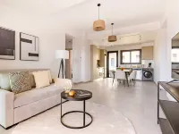 Sanders Eduardovich - Lovely 2-Bdr with Balcony