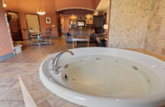 Upscale, Riverview, 3Br, 3BA, 2040SF, Main Floor, 14ft Ceiling