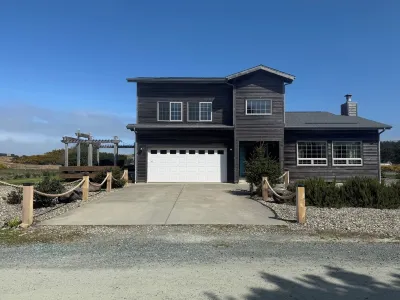 Bandon Beach and Golf Retreat, plus pet friendly.