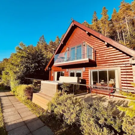 Lodges on Loch Ness