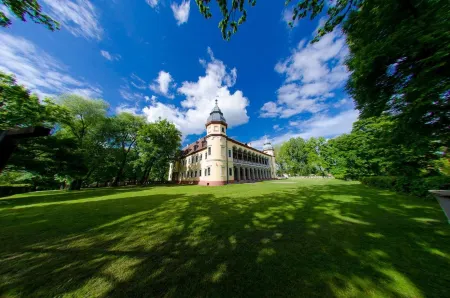 Oficyna Przy Pałacu Krobielowice Отели в г. Собутка