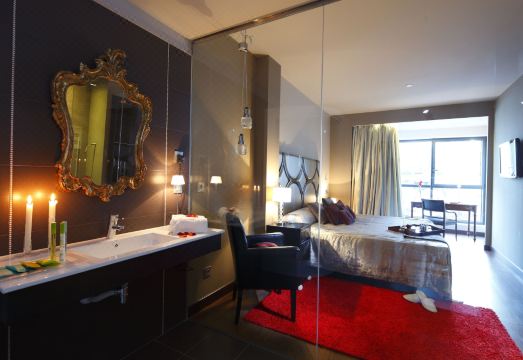 4. 호텔 악시스 비..