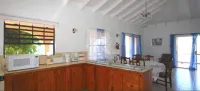 Immaculate 3 Bed Villa Overlooking Admiralty Bay - Homestays