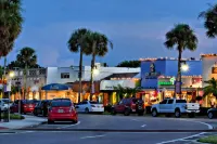 Charming Florida Beach Home w King Bed Patio Hotels in Osprey