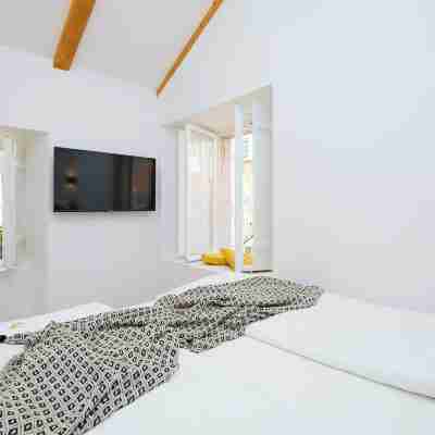 Black Water Bay House Rooms