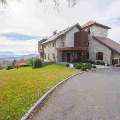 Chateau Des Avenieres Hotel Exterior