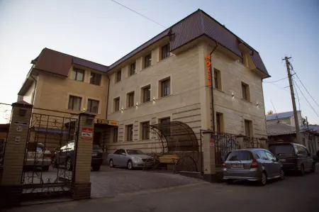 Отель De'Mar Отели рядом с достопримечательностью «Каба уулу Кожомкул»