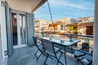 Upscale Modern Escape in the Historic Center فنادق في Messini